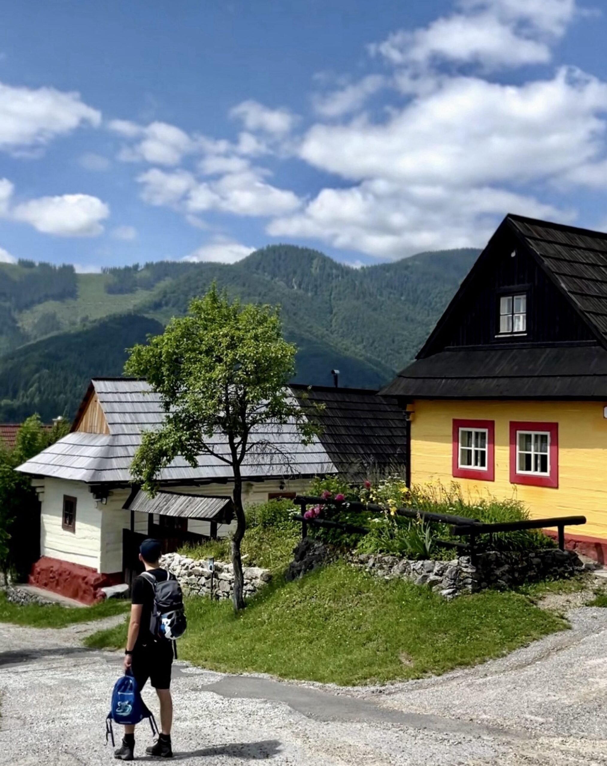 Tradycyjny drewniany dom we Vlkolíncu UNESCO,
Dom z żółtą elewacją i czerwonymi oknami Vlkolínec,
Spacer po wiosce Vlkolínec.