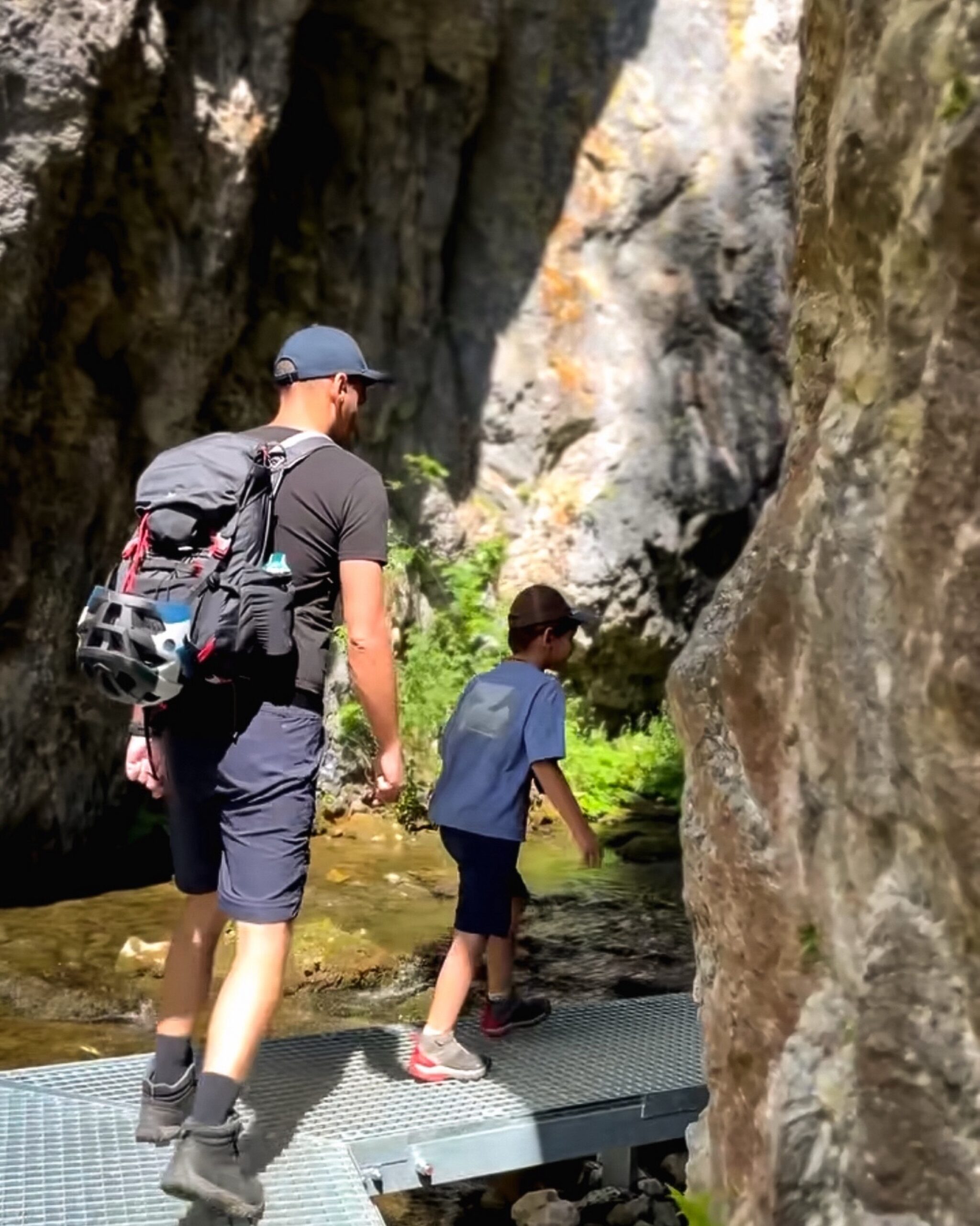 Ojciec i syn idą metalową kładką w Dolinie Prosieckiej