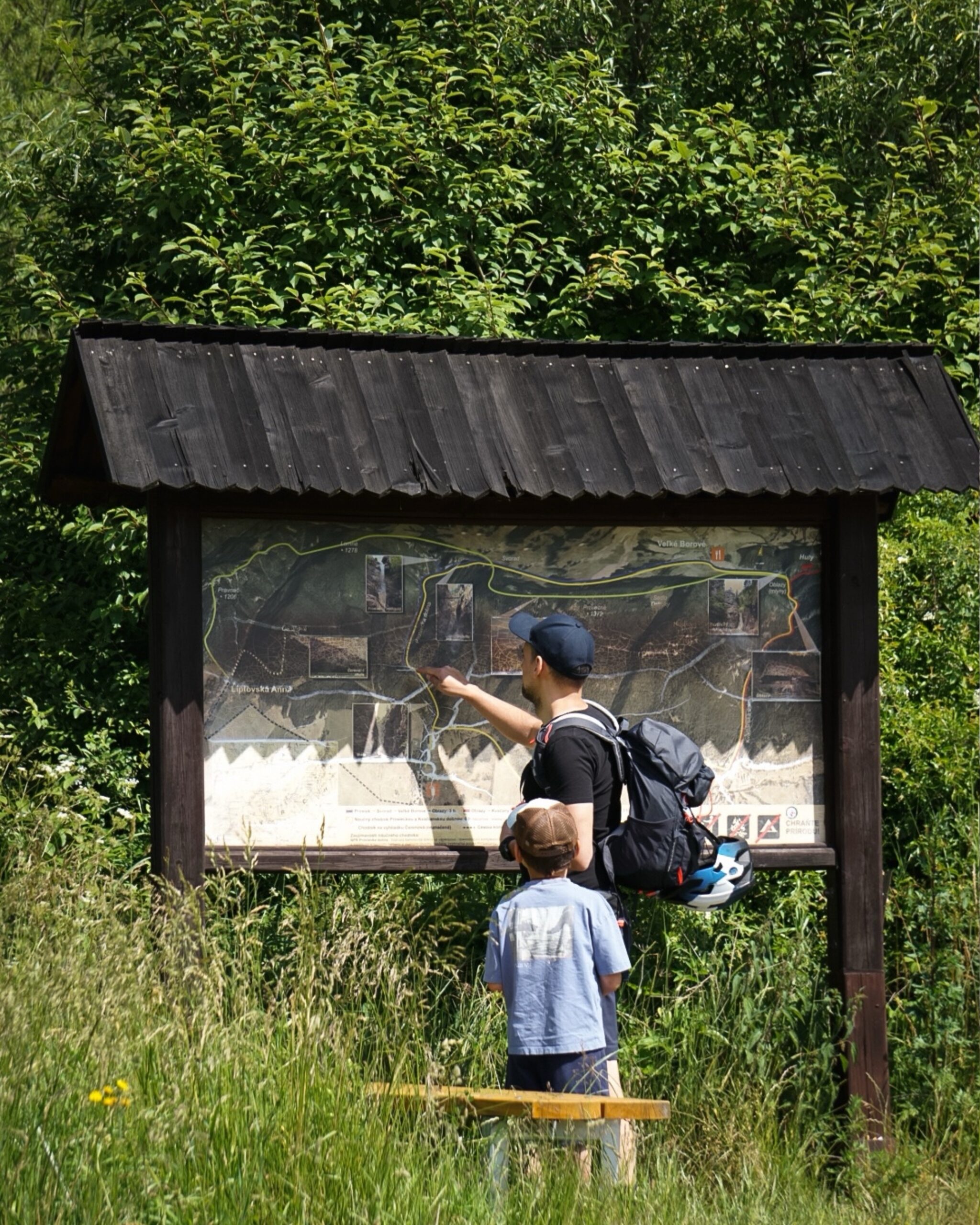 ojciec i syn i tablica informacyjna w Dolinie