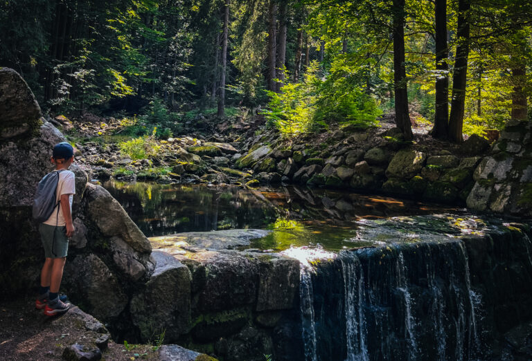 Harrachov w rodzinnym rytmie – szlaki, wodospady i codzienne momenty z dzieckiem.
