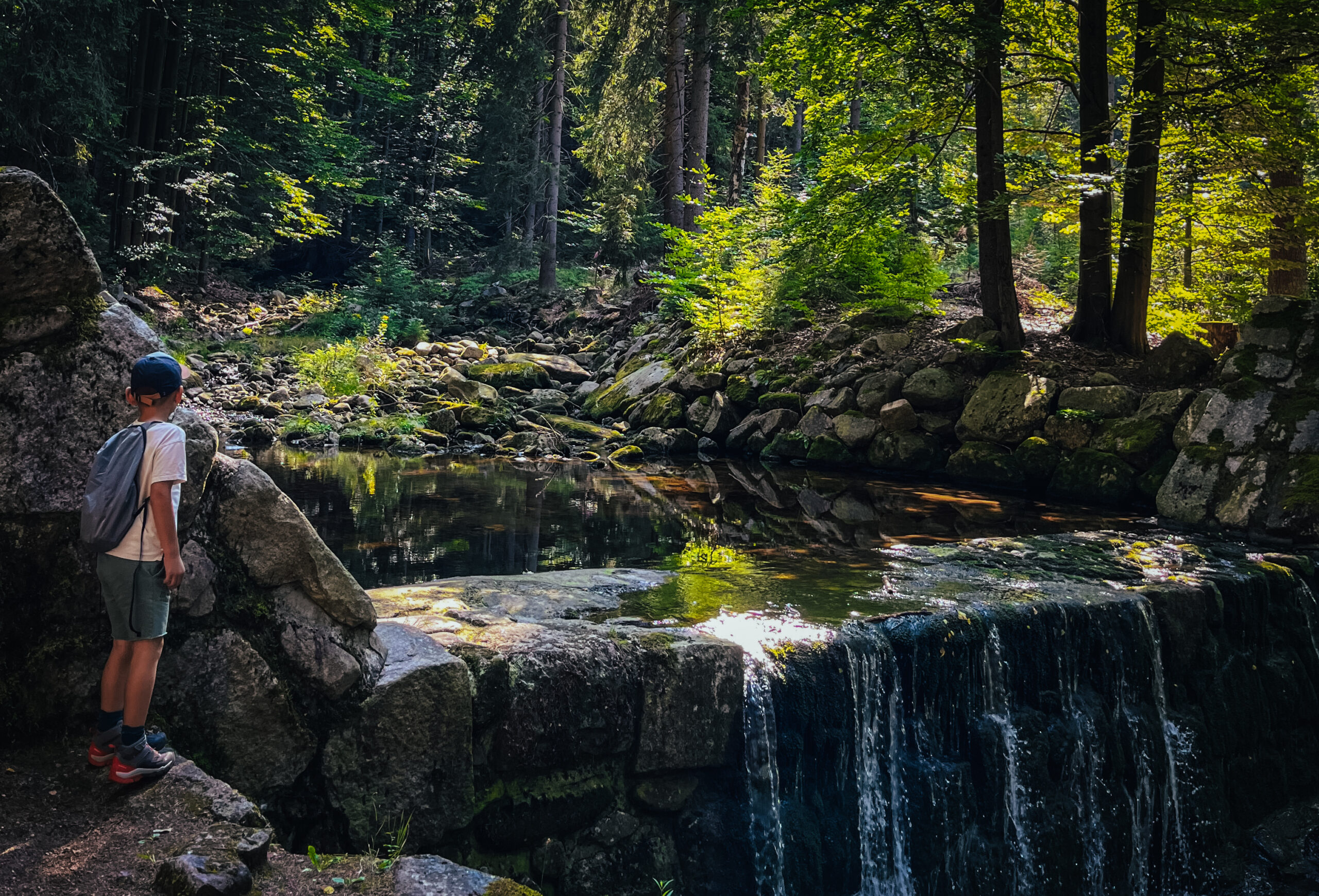 Harrachov w rodzinnym rytmie – szlaki, wodospady i codzienne momenty z dzieckiem.